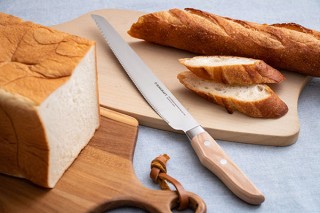サンクラフト、ハードパンからやわらかパンまで切れるナイフ「せせらぎ」から左利き用を発売