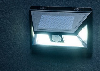 家の外壁などに設置できるソーラー充電式「屋外用人感センサー付きLEDライト」発売