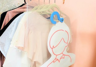 ヴィレヴァン、きれいに収納できる推し事グッズ「フォトハンガーカバー」を発売