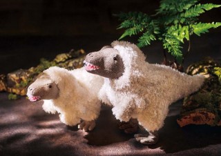 フェリシモ、新説をもとに羽毛を付けた「ティラノサウルスぬいぐるみ」を発売