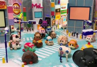 大ヒット作品となったパペットアニメ「PUI PUI モルカー」の初の展覧会が開幕