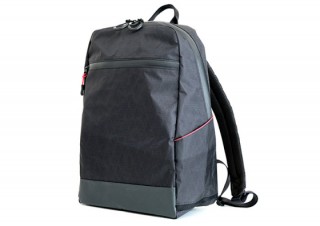 INDUSTRIA、PCスリーブを搭載した軽量防水バックパックの販売を再開