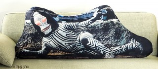 ベネリック、三面怪人とくつろげる「ダダの寝そべりクッション」を発売