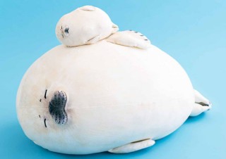 フェリシモ、赤ちゃんゴマフアザラシの「もっちりクッション」と「もっちりポーチ」を発売