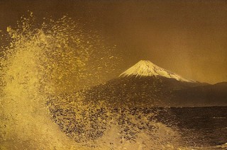 箔と写真を融合させた作品を鑑賞できる織作峰子氏の個展「Hommage to Hokusai」