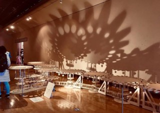 つちやあゆみ氏の作品で木の温もりと優しい音色を楽しめる展覧会「歯車と音の遊園地」