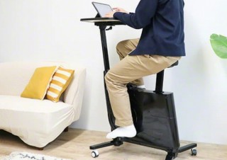 仕事をしながらペダルをこいでカロリー消費、「デスク付きエクササイズバイク」発売