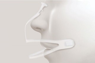エレコム、口とマスクの間の空きを保って息苦しさを低減するための抗菌フレームを発売