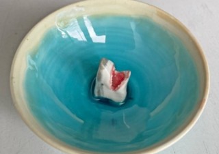 日本酒の中に大きく口を開けた“サメ”、ユニークなぐい呑み「サメ杯」発売