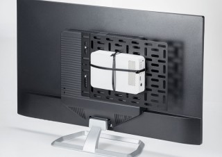 サンワサプライ、VESA規格のネジ穴を使ってディスプレイ背面に機器を取り付けられるプレートを発売