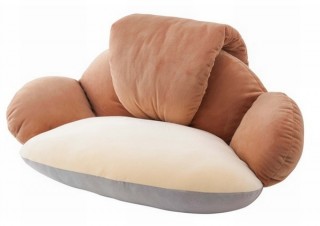 パン好きにはたまらないリアルな「クロワッサン椅子」発売、ヴィレヴァンから