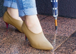 急な雨からお気に入りの靴を守りファッション性も保てる「シューズカバー」発売