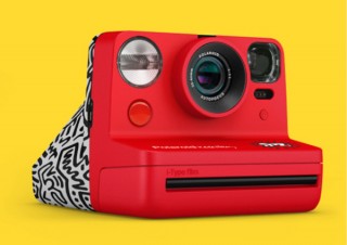 MoMA Design Store、キース・ヘリングの作品をモチーフにしたポラロイドカメラを発売