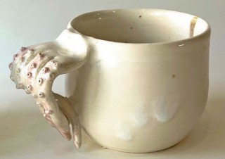 ヴィレヴァン、持ち手でイカを表現した「ゲソマグカップ」を発売