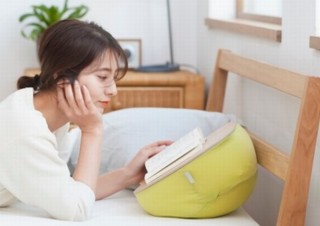 ずぼら人間の寝読みやパソコン、食事、昼寝を助ける「テーブル付きクッション」発売