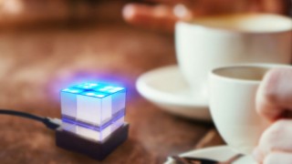 アイキューカンパニ、換気状況をやさしく伝えるアクリルライトオブジェクト「CO x CO Cube」を発売