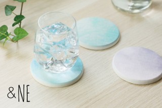 エヌ・エレファント、コップの水滴をすばやく吸収する「珪藻土プリントコースター」を発売