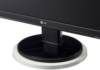 サンワサプライ、2人で1台のディスプレイ共有に便利な回転台「CR-15KN」を発売