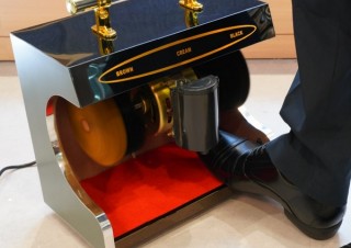革靴を全自動で磨きつや出しまでしてくれるポリッシャー「靴磨き職人」発売