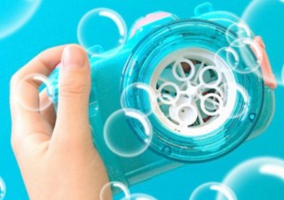 見た目トイカメラからシャボン玉がどんどん出てくる「バブルカメラ」発売