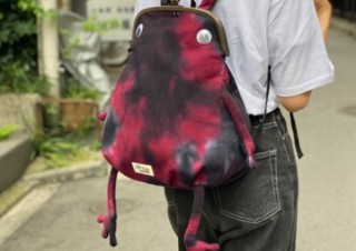 毒カエル色でもどこか愛らしい「リュック・ポーチ」がヴィレヴァンから発売