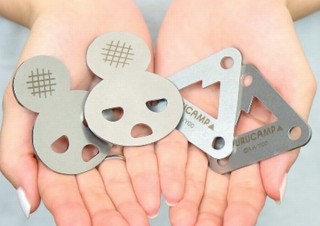 ゆるキャン△のしまりんだんごとロゴをかたどったキャンプ用「自在金具」発売
