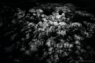 世界を巡って撮影する写真家の個展「歴程 -Der Progress nach Jenseits／Alone in the Sky-High」