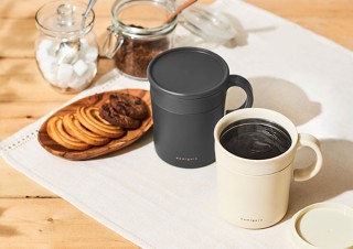 ドウシシャ、くぼみに合わせるだけでインスタントコーヒーを美味しい黄金比で作れるマグカップを復刻発売