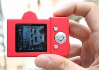 ヴィレヴァン、30万画素で個性的な写真を撮れる「ミニトイカメラ」発売
