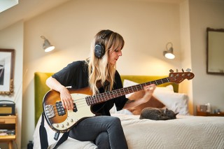 ローランド、BOSSブランドからワイヤレスヘッドホン型のベースアンプ「WAZA-AIR BASS」を発売