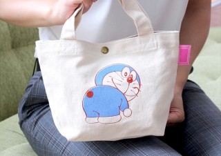 ヴィレヴァン、どこでもドアをデザインしたタグがかわいいドラえもんトートバッグシリーズを発売