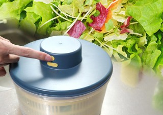 サンコー、ボタン1つで自動的に野菜の水切りができる「電動サラダスピナー」を発売
