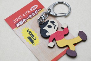 ヘソプロダクション、「とびだしとび太」の木製キーホルダーとスタンドメモクリップを発売