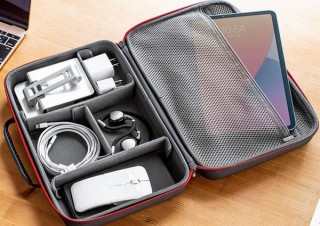 モバイル機器を衝撃や圧力から守るセミハードタイプの「大型ガジェットケース」発売