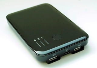 OTAS、iPadとiPhoneを同時に充電できる大容量補助バッテリー「Double USB Power Bank UV Black」