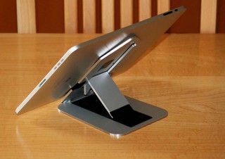 秋葉館、角度調節、縦置き、壁掛けに対応したiPad専用スタンド