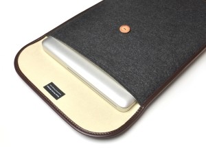 バズハウスデザイン、MacBook Pro用のハンドメイドフェルトケース