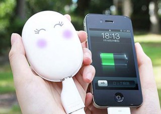 ユニークな卵型の充電器「まんまるつやつやたまご肌ニコニコバッテリー」