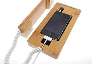 エバーグリーン、iPhoneを固定電話テイストにする竹製の格納スタンドを発売