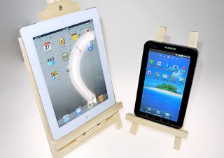 エバーグリーン、イーゼル風の木製タブレット用スタンドを発売