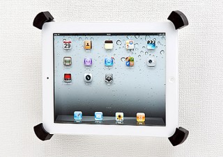 サンワサプライ、iPad 2/iPadを壁掛けできるアルミ製ホルダーを発売