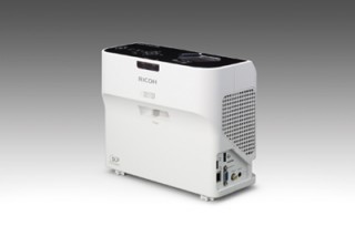 リコー、小型軽量の超単焦点プロジェクター2機種を発売