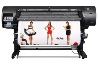 日本HP、61インチ幅対応の大判プリンタ「HP Designjet L26500」を発売