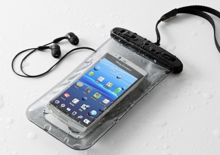 サンワ、iPhone4SやGALAXYなど各種スマホで使える防水ケース