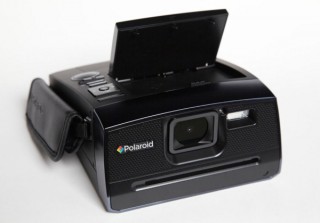 撮影したその場ですぐに印刷できるプリンタ内蔵デジカメ「Polaroid Z340」