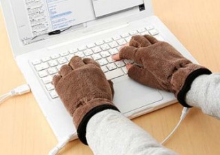 サンワサプライ、USBに接続すると発熱する「あったかUSB手袋」を発売