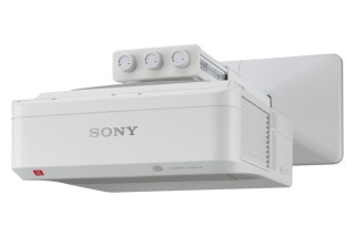 ソニー、業界最短の投写距離を実現した超短焦点液晶プロジェクタ