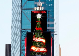 東芝/TDK、共同でNYタイムズスクエアでのクリスマスイルミネーションを実施