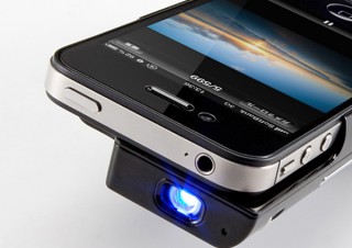 iPhone4S/4に装着できるケース一体型モバイルプロジェクター「400-PRJ011」