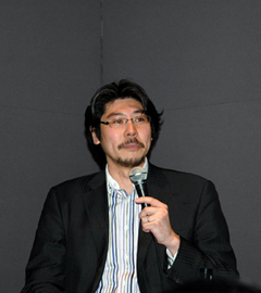 「ロケーション・アンプ」を開発したクウジット代表取締役社長の末吉隆彦氏。利用者に空間での拡張体験をもたらす同社技術の独自性を強調